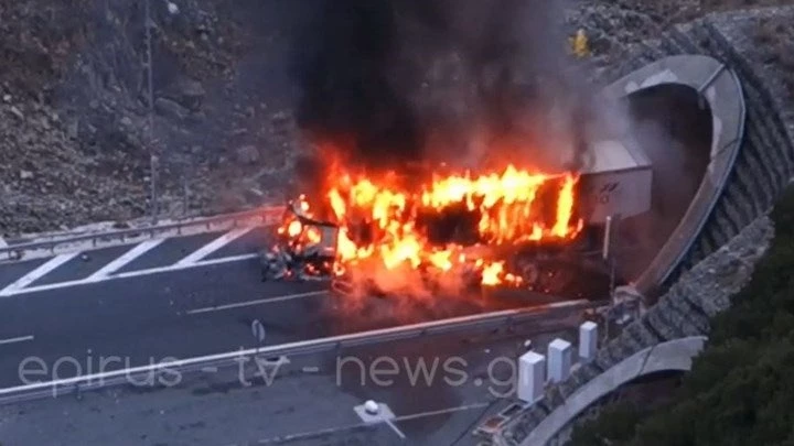 Εικόνες που κόβουν την ανάσα: Στις φλόγες τυλίχθηκε νταλίκα στην Εγνατία Οδό – Από θαύμα σώθηκε ο οδηγός – Βίντεο